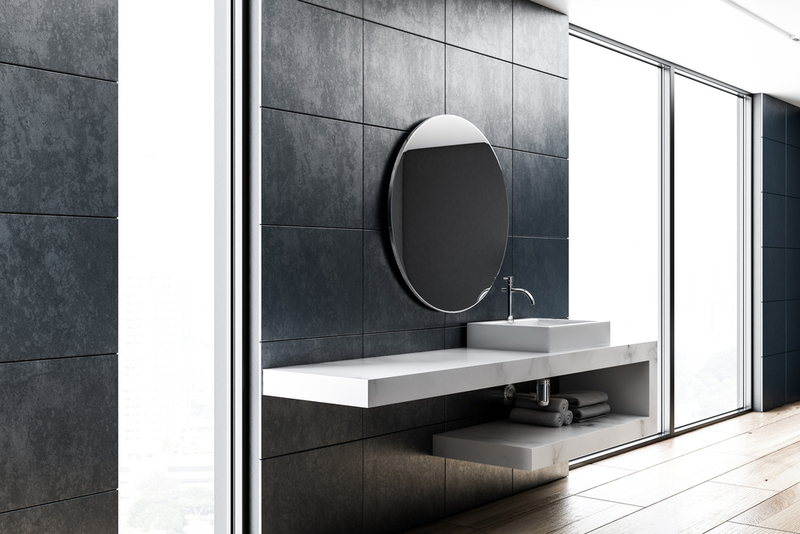 Moderní koupelna s kulatým zrcadlem